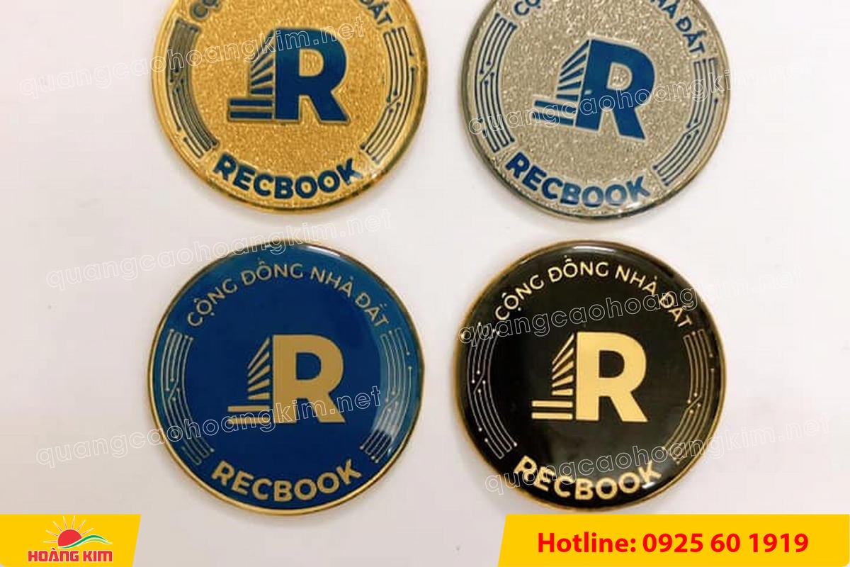 huy hieu ma vang 24k nen cat san do mau logo 37 - HUY HIỆU MẠ V&Agrave;NG 24K NỀN C&Aacute;T SẦN ĐỔ M&Agrave;U LOGO &ndash; SANG TRỌNG ĐẲNG CẤP