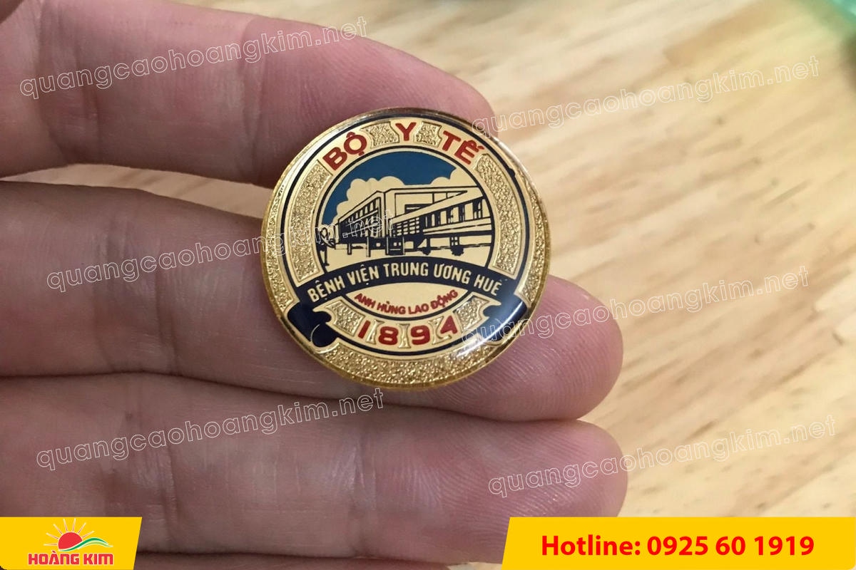 huy hieu ma vang 24k nen cat san do mau logo 39 - HUY HIỆU MẠ V&Agrave;NG 24K NỀN C&Aacute;T SẦN ĐỔ M&Agrave;U LOGO &ndash; SANG TRỌNG ĐẲNG CẤP