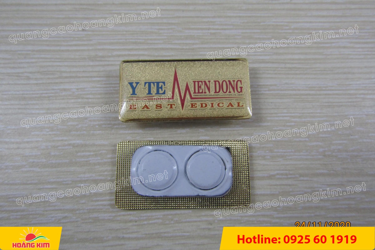 huy hieu ma vang 24k nen cat san do mau logo 40 - HUY HIỆU MẠ V&Agrave;NG 24K NỀN C&Aacute;T SẦN ĐỔ M&Agrave;U LOGO &ndash; SANG TRỌNG ĐẲNG CẤP