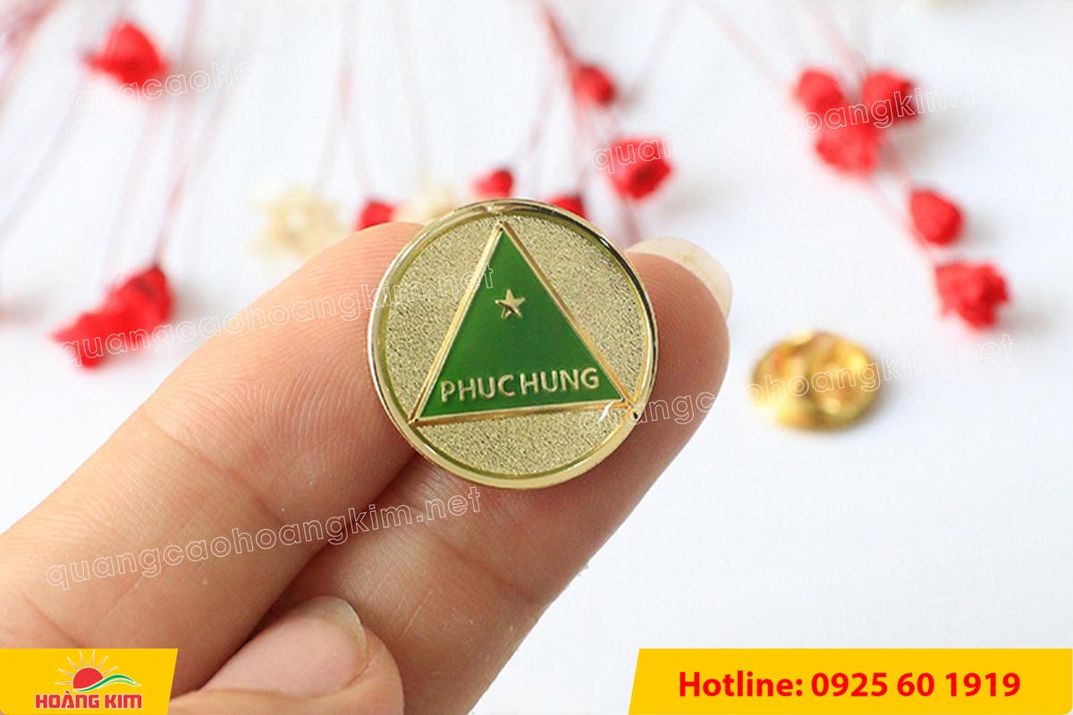 huy hieu ma vang 24k nen cat san do mau logo 42 - HUY HIỆU MẠ V&Agrave;NG 24K NỀN C&Aacute;T SẦN ĐỔ M&Agrave;U LOGO &ndash; SANG TRỌNG ĐẲNG CẤP