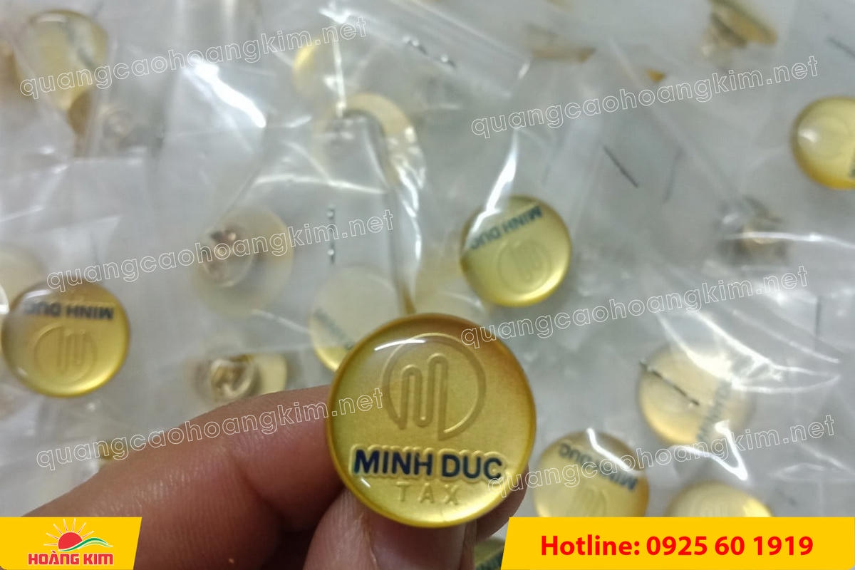 huy hieu ma vang 24k nen cat san do mau logo 43 - HUY HIỆU MẠ V&Agrave;NG 24K NỀN C&Aacute;T SẦN ĐỔ M&Agrave;U LOGO &ndash; SANG TRỌNG ĐẲNG CẤP