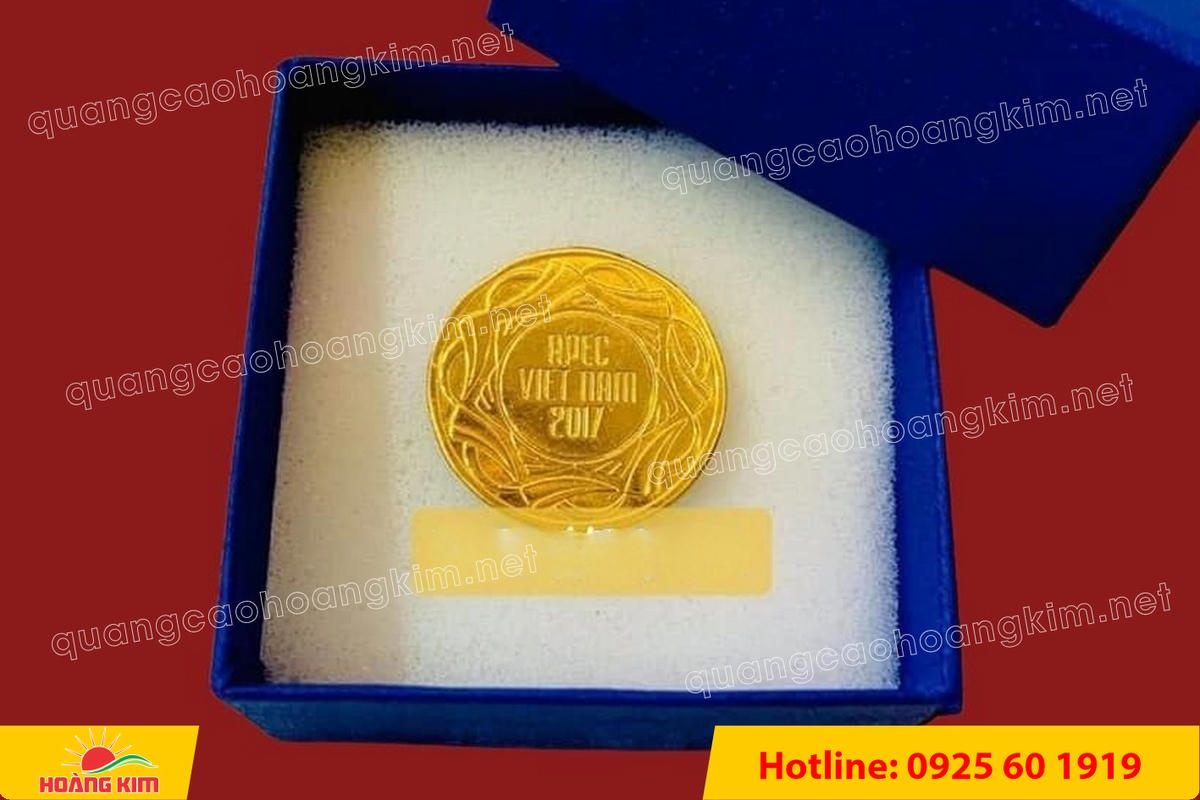 huy hieu ma vang 24k nen cat san do mau logo 44 - HUY HIỆU MẠ V&Agrave;NG 24K NỀN C&Aacute;T SẦN ĐỔ M&Agrave;U LOGO &ndash; SANG TRỌNG ĐẲNG CẤP