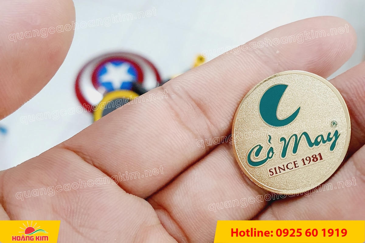 huy hieu ma vang 24k nen cat san do mau logo 45 - HUY HIỆU MẠ V&Agrave;NG 24K NỀN C&Aacute;T SẦN ĐỔ M&Agrave;U LOGO &ndash; SANG TRỌNG ĐẲNG CẤP