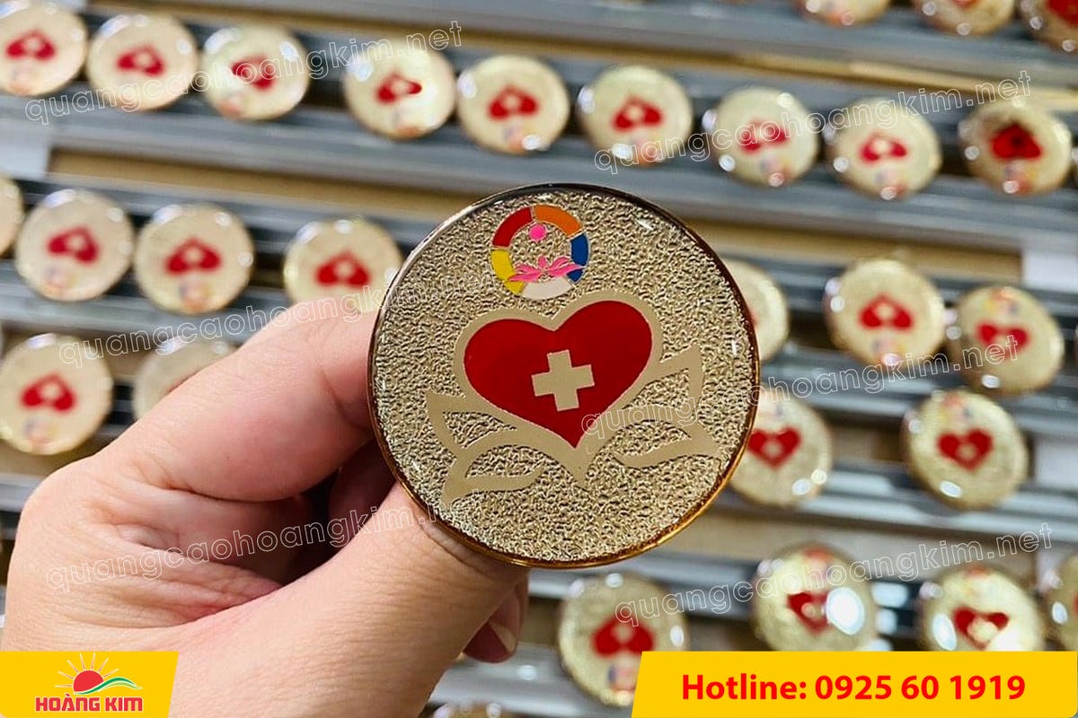 huy hieu ma vang 24k nen cat san do mau logo 46 - HUY HIỆU MẠ V&Agrave;NG 24K NỀN C&Aacute;T SẦN ĐỔ M&Agrave;U LOGO &ndash; SANG TRỌNG ĐẲNG CẤP