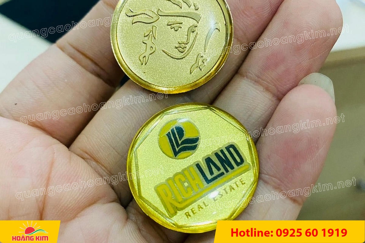 huy hieu ma vang 24k nen cat san do mau logo 47 - HUY HIỆU MẠ V&Agrave;NG 24K NỀN C&Aacute;T SẦN ĐỔ M&Agrave;U LOGO &ndash; SANG TRỌNG ĐẲNG CẤP