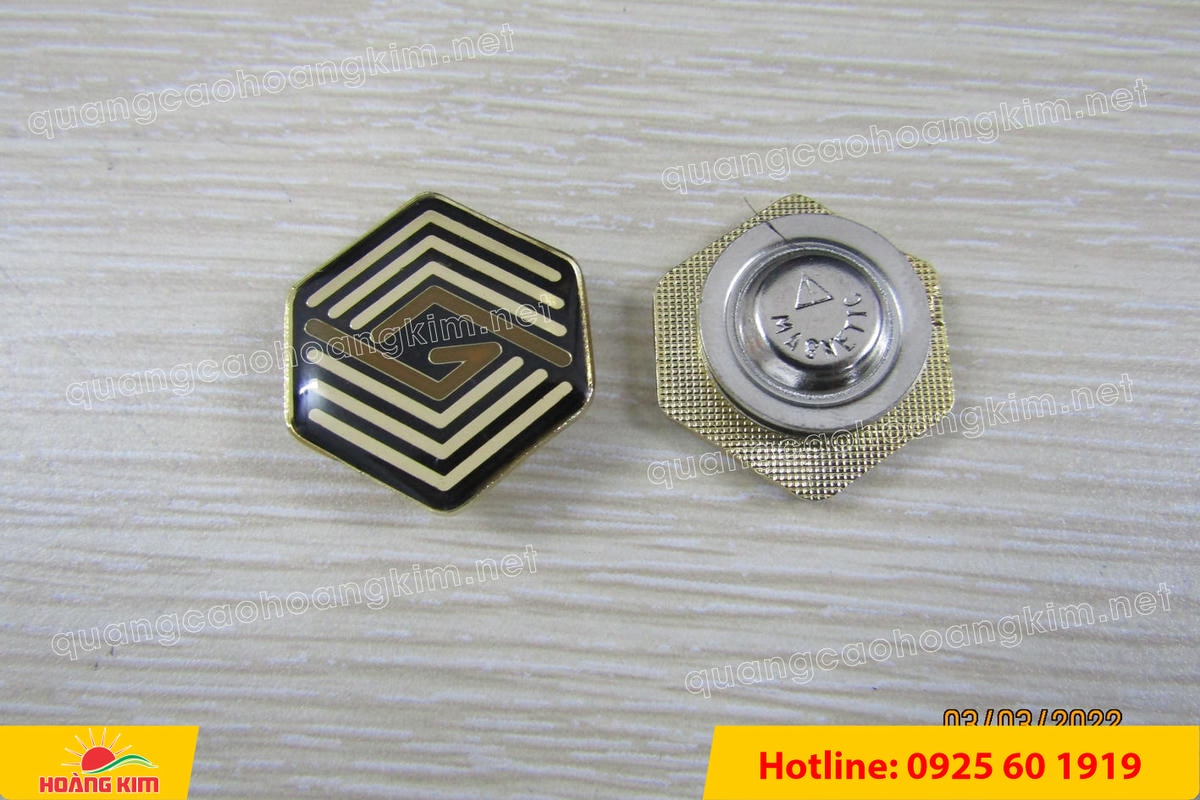 huy hieu ma vang 24k nen cat san do mau logo 48 - HUY HIỆU MẠ V&Agrave;NG 24K NỀN C&Aacute;T SẦN ĐỔ M&Agrave;U LOGO &ndash; SANG TRỌNG ĐẲNG CẤP