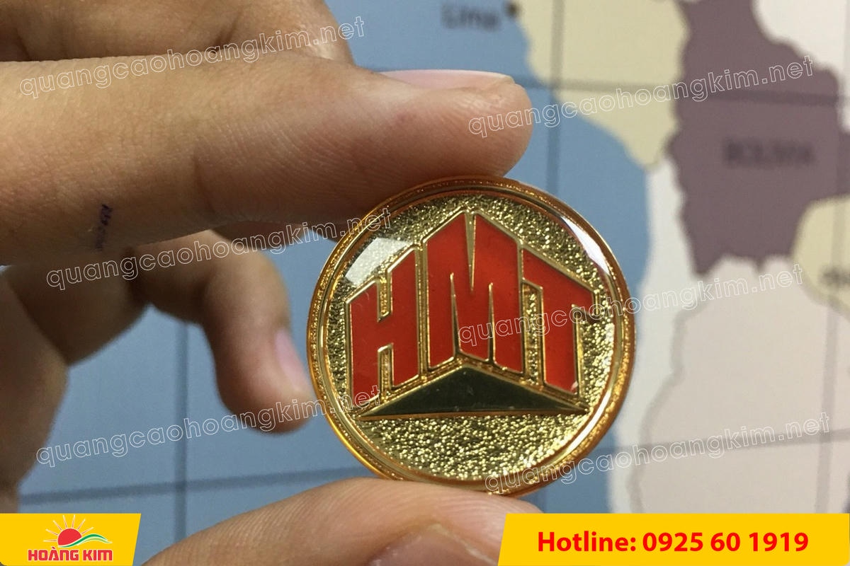 huy hieu ma vang 24k nen cat san do mau logo 5 - HUY HIỆU MẠ V&Agrave;NG 24K NỀN C&Aacute;T SẦN ĐỔ M&Agrave;U LOGO &ndash; SANG TRỌNG ĐẲNG CẤP