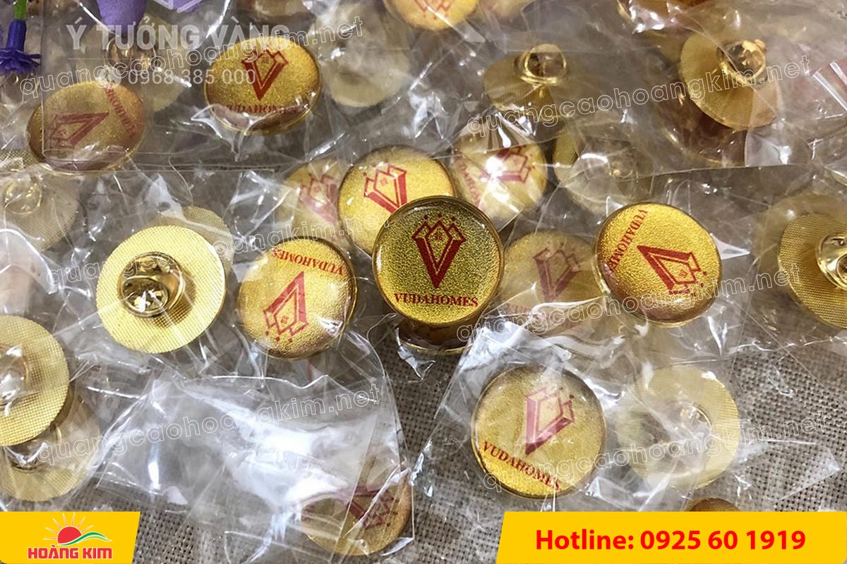 huy hieu ma vang 24k nen cat san do mau logo 50 - HUY HIỆU MẠ V&Agrave;NG 24K NỀN C&Aacute;T SẦN ĐỔ M&Agrave;U LOGO &ndash; SANG TRỌNG ĐẲNG CẤP