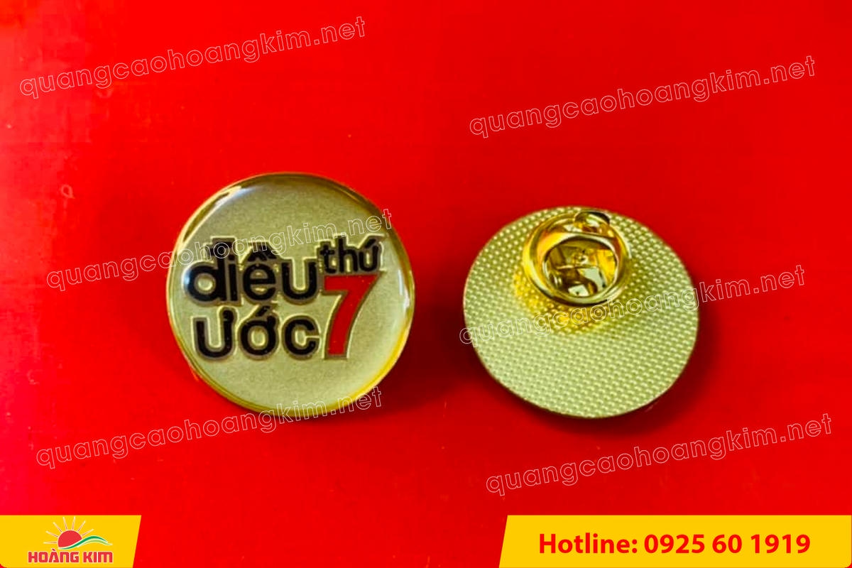 huy hieu ma vang 24k nen cat san do mau logo 51 - HUY HIỆU MẠ V&Agrave;NG 24K NỀN C&Aacute;T SẦN ĐỔ M&Agrave;U LOGO &ndash; SANG TRỌNG ĐẲNG CẤP