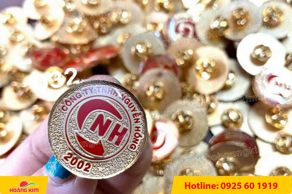 huy hieu ma vang 24k nen cat san do mau logo 52 - HUY HIỆU MẠ V&Agrave;NG 24K NỀN C&Aacute;T SẦN ĐỔ M&Agrave;U LOGO &ndash; SANG TRỌNG ĐẲNG CẤP