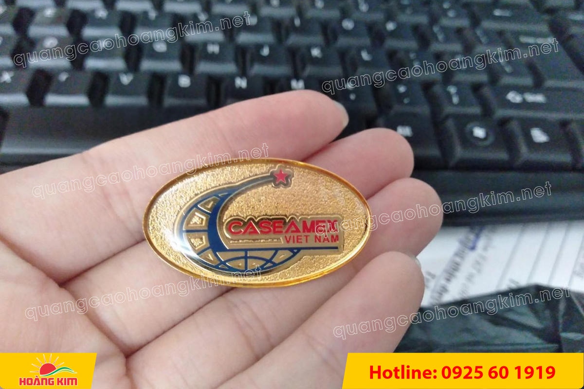 huy hieu ma vang 24k nen cat san do mau logo 53 - HUY HIỆU MẠ V&Agrave;NG 24K NỀN C&Aacute;T SẦN ĐỔ M&Agrave;U LOGO &ndash; SANG TRỌNG ĐẲNG CẤP