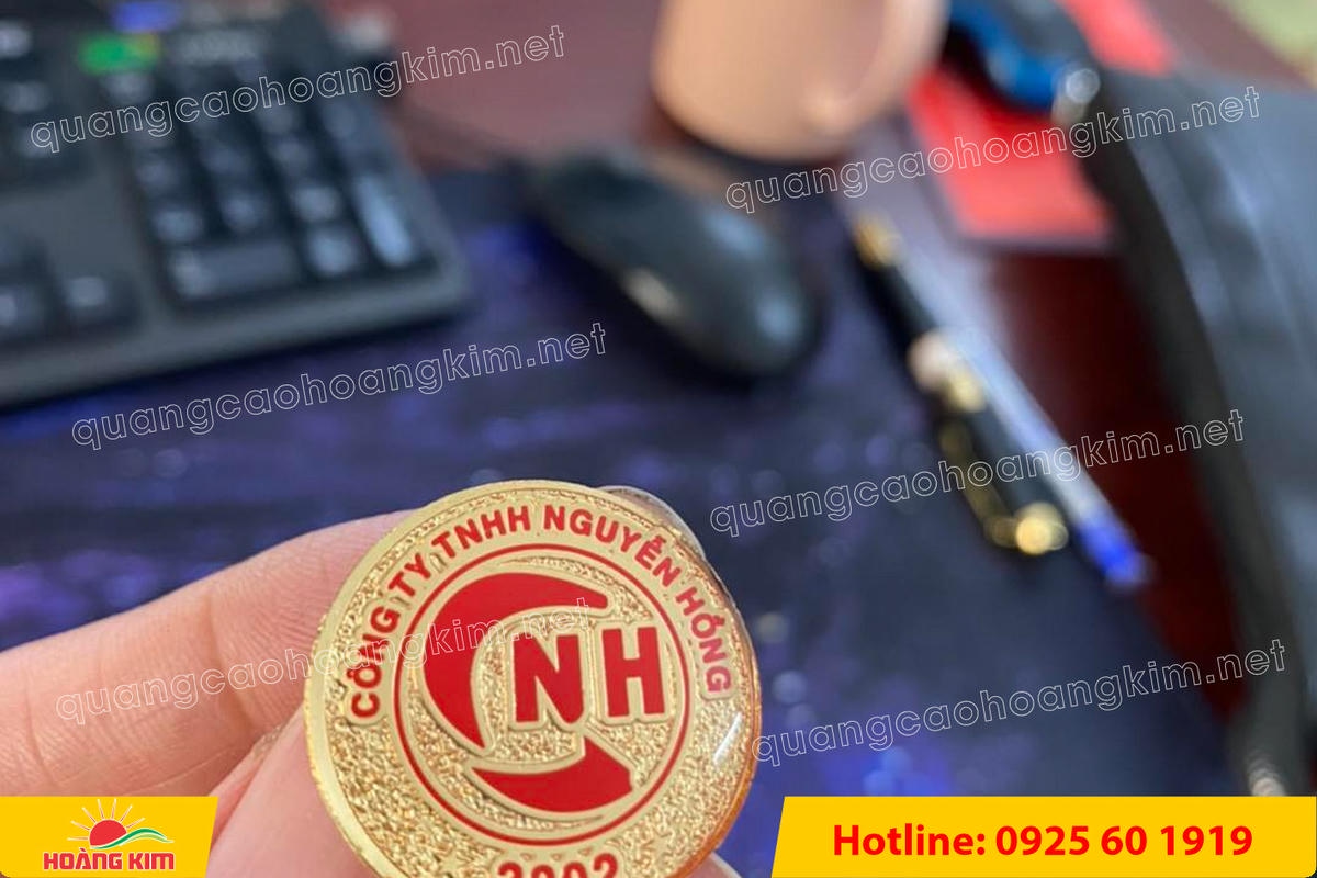 huy hieu ma vang 24k nen cat san do mau logo 55 - HUY HIỆU MẠ V&Agrave;NG 24K NỀN C&Aacute;T SẦN ĐỔ M&Agrave;U LOGO &ndash; SANG TRỌNG ĐẲNG CẤP