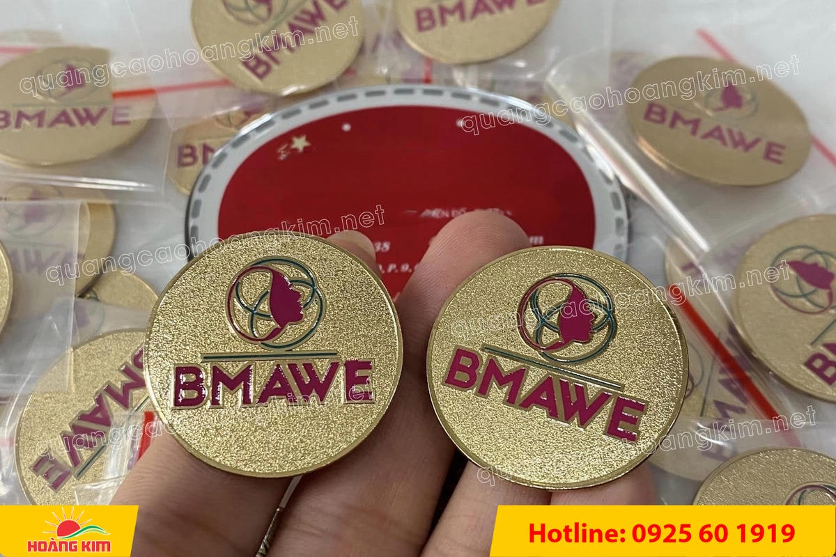 huy hieu ma vang 24k nen cat san do mau logo 58 - HUY HIỆU MẠ V&Agrave;NG 24K NỀN C&Aacute;T SẦN ĐỔ M&Agrave;U LOGO &ndash; SANG TRỌNG ĐẲNG CẤP