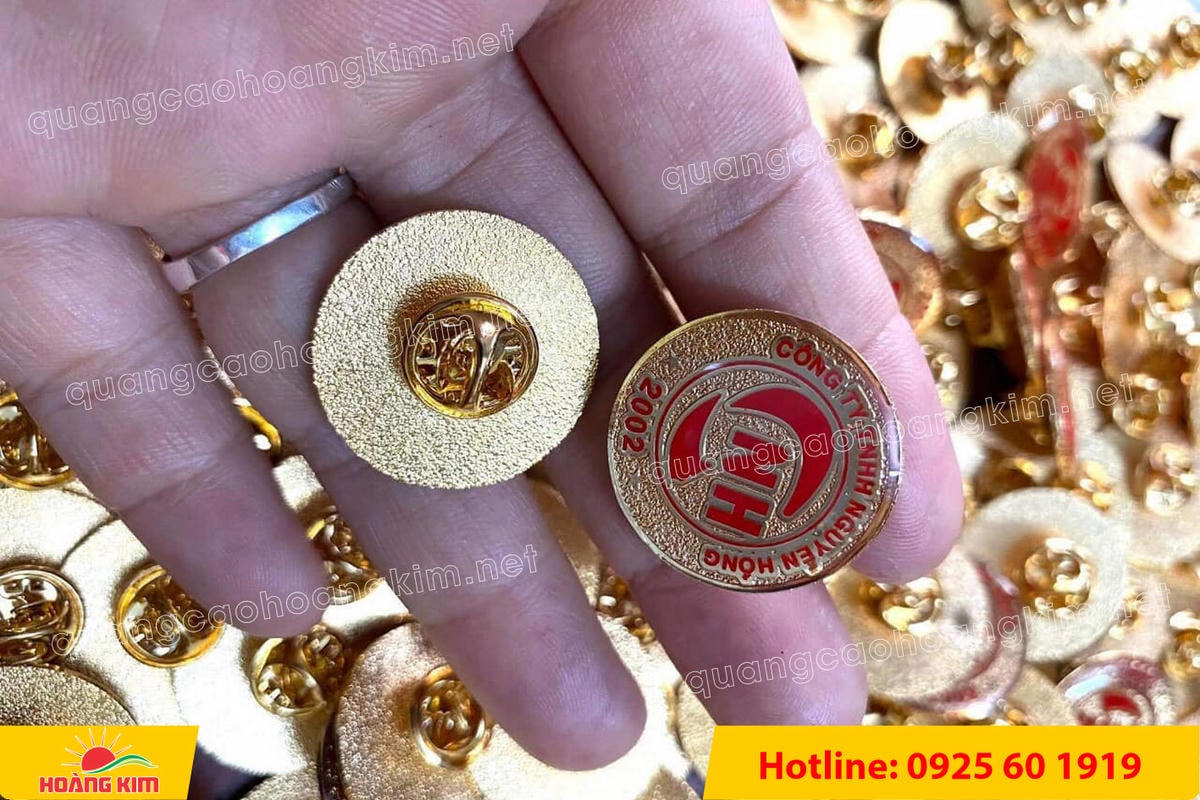 huy hieu ma vang 24k nen cat san do mau logo 59 - HUY HIỆU MẠ V&Agrave;NG 24K NỀN C&Aacute;T SẦN ĐỔ M&Agrave;U LOGO &ndash; SANG TRỌNG ĐẲNG CẤP