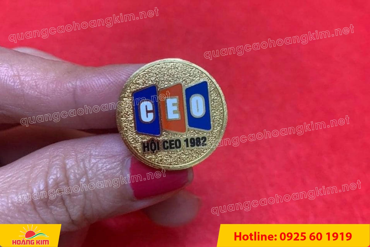 huy hieu ma vang 24k nen cat san do mau logo 60 - HUY HIỆU MẠ V&Agrave;NG 24K NỀN C&Aacute;T SẦN ĐỔ M&Agrave;U LOGO &ndash; SANG TRỌNG ĐẲNG CẤP