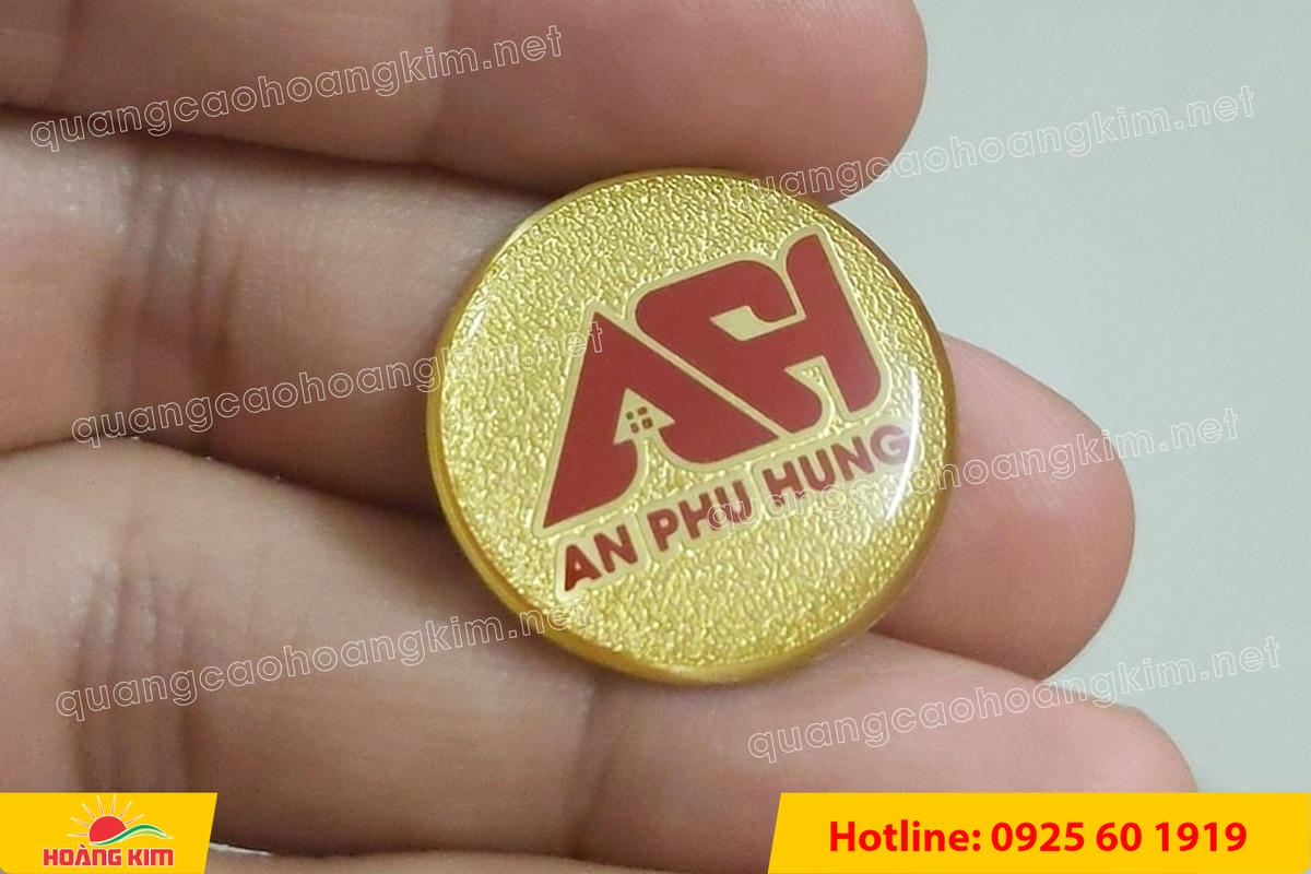 huy hieu ma vang 24k nen cat san do mau logo 61 - HUY HIỆU MẠ V&Agrave;NG 24K NỀN C&Aacute;T SẦN ĐỔ M&Agrave;U LOGO &ndash; SANG TRỌNG ĐẲNG CẤP