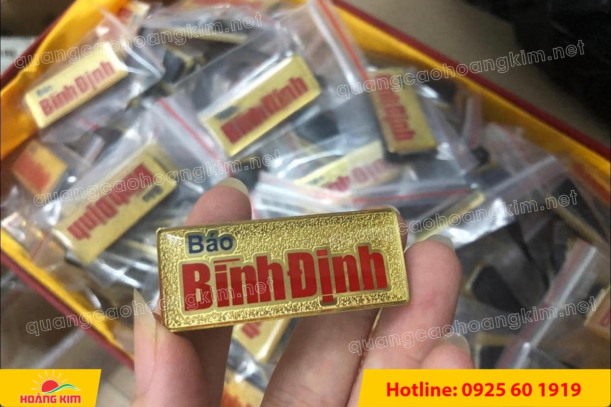 huy hieu ma vang 24k nen cat san do mau logo 63 - HUY HIỆU MẠ V&Agrave;NG 24K NỀN C&Aacute;T SẦN ĐỔ M&Agrave;U LOGO &ndash; SANG TRỌNG ĐẲNG CẤP