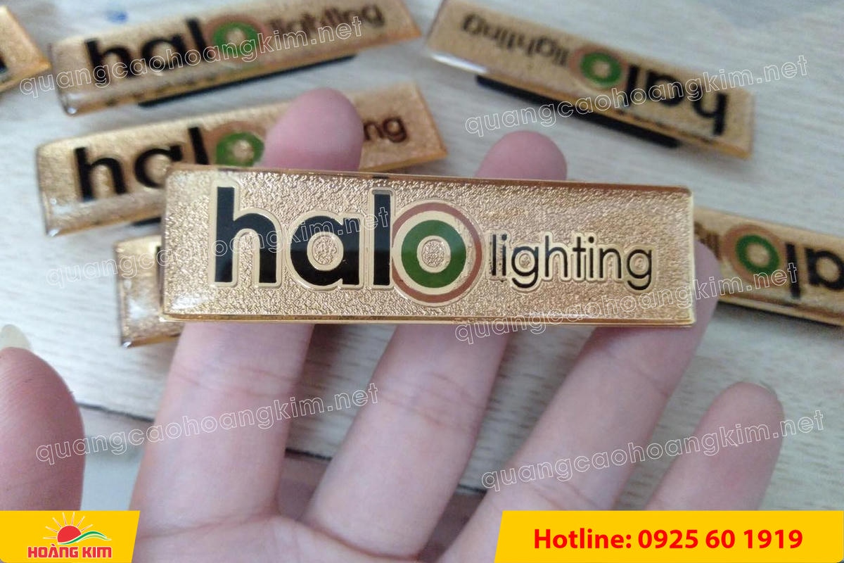 huy hieu ma vang 24k nen cat san do mau logo 68 - HUY HIỆU MẠ V&Agrave;NG 24K NỀN C&Aacute;T SẦN ĐỔ M&Agrave;U LOGO &ndash; SANG TRỌNG ĐẲNG CẤP