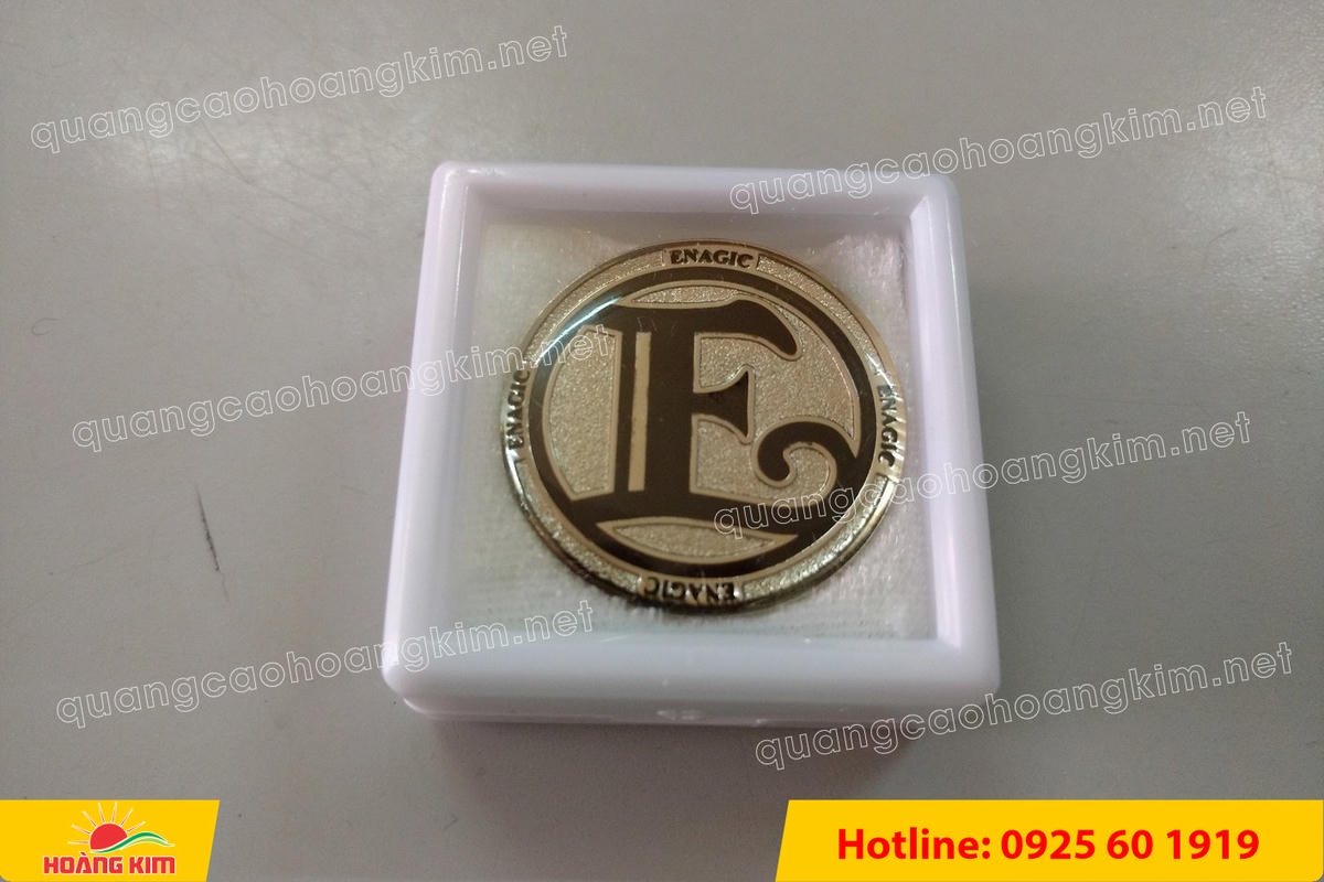 huy hieu ma vang 24k nen cat san do mau logo 7 - HUY HIỆU MẠ V&Agrave;NG 24K NỀN C&Aacute;T SẦN ĐỔ M&Agrave;U LOGO &ndash; SANG TRỌNG ĐẲNG CẤP