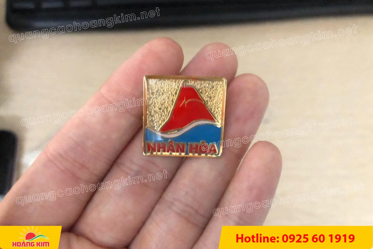 huy hieu ma vang 24k nen cat san do mau logo 70 - HUY HIỆU MẠ V&Agrave;NG 24K NỀN C&Aacute;T SẦN ĐỔ M&Agrave;U LOGO &ndash; SANG TRỌNG ĐẲNG CẤP