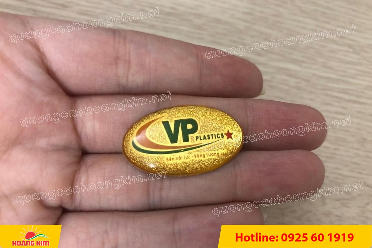 huy hieu ma vang 24k nen cat san do mau logo 71 - HUY HIỆU MẠ V&Agrave;NG 24K NỀN C&Aacute;T SẦN ĐỔ M&Agrave;U LOGO &ndash; SANG TRỌNG ĐẲNG CẤP