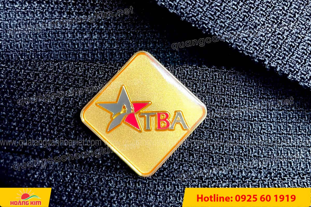 huy hieu ma vang 24k nen cat san do mau logo 72 - HUY HIỆU MẠ V&Agrave;NG 24K NỀN C&Aacute;T SẦN ĐỔ M&Agrave;U LOGO &ndash; SANG TRỌNG ĐẲNG CẤP