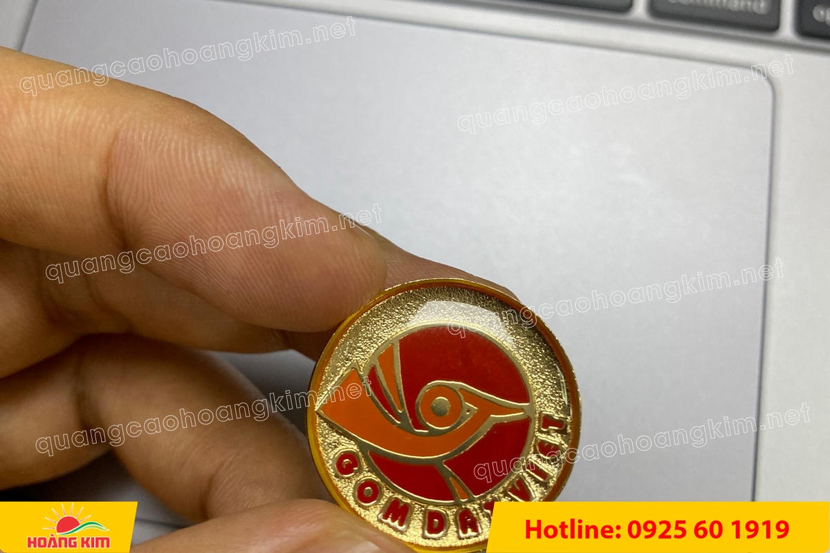 huy hieu ma vang 24k nen cat san do mau logo 73 - HUY HIỆU MẠ V&Agrave;NG 24K NỀN C&Aacute;T SẦN ĐỔ M&Agrave;U LOGO &ndash; SANG TRỌNG ĐẲNG CẤP