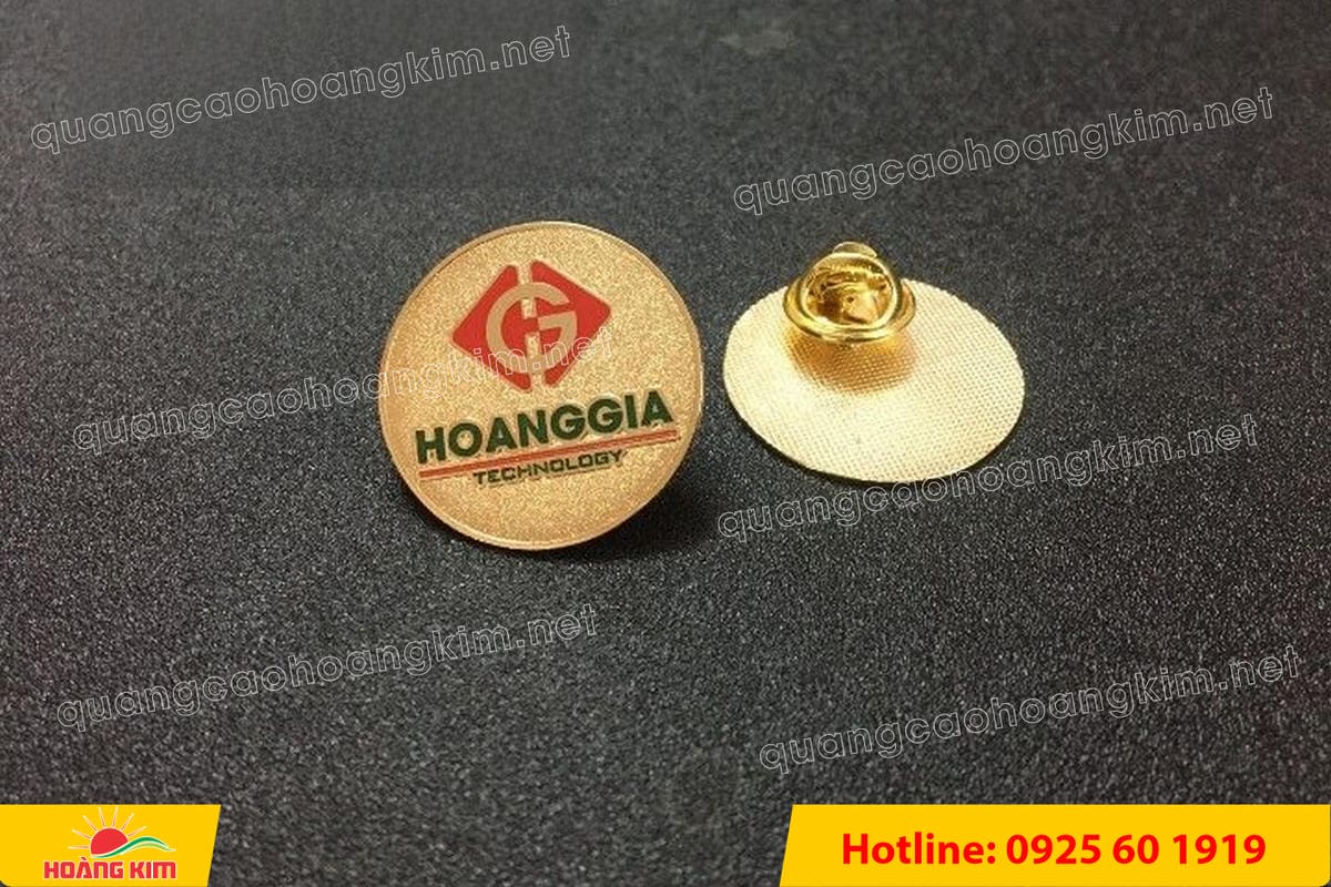 huy hieu ma vang 24k nen cat san do mau logo 76 - HUY HIỆU MẠ V&Agrave;NG 24K NỀN C&Aacute;T SẦN ĐỔ M&Agrave;U LOGO &ndash; SANG TRỌNG ĐẲNG CẤP