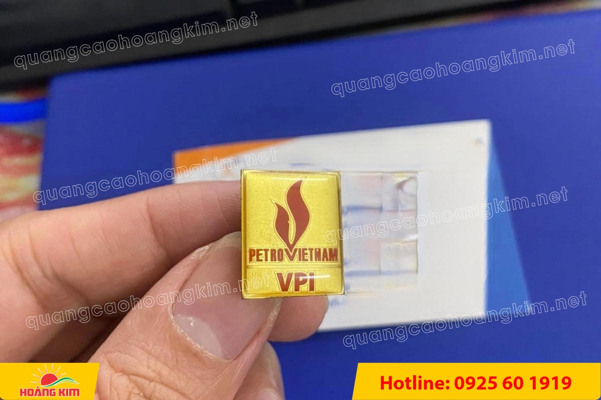 huy hieu ma vang 24k nen cat san do mau logo 77 - HUY HIỆU MẠ V&Agrave;NG 24K NỀN C&Aacute;T SẦN ĐỔ M&Agrave;U LOGO &ndash; SANG TRỌNG ĐẲNG CẤP