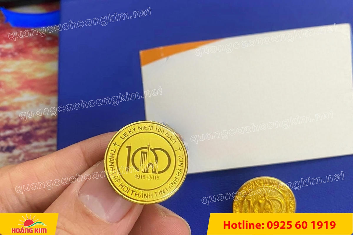 huy hieu ma vang 24k nen cat san do mau logo 78 - HUY HIỆU MẠ V&Agrave;NG 24K NỀN C&Aacute;T SẦN ĐỔ M&Agrave;U LOGO &ndash; SANG TRỌNG ĐẲNG CẤP