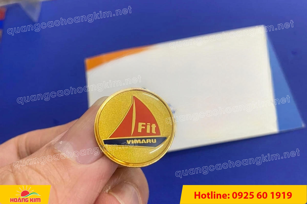 huy hieu ma vang 24k nen cat san do mau logo 79 - HUY HIỆU MẠ V&Agrave;NG 24K NỀN C&Aacute;T SẦN ĐỔ M&Agrave;U LOGO &ndash; SANG TRỌNG ĐẲNG CẤP