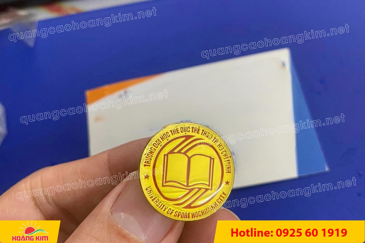 huy hieu ma vang 24k nen cat san do mau logo 80 - HUY HIỆU MẠ V&Agrave;NG 24K NỀN C&Aacute;T SẦN ĐỔ M&Agrave;U LOGO &ndash; SANG TRỌNG ĐẲNG CẤP