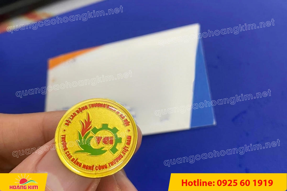 huy hieu ma vang 24k nen cat san do mau logo 82 - HUY HIỆU MẠ V&Agrave;NG 24K NỀN C&Aacute;T SẦN ĐỔ M&Agrave;U LOGO &ndash; SANG TRỌNG ĐẲNG CẤP