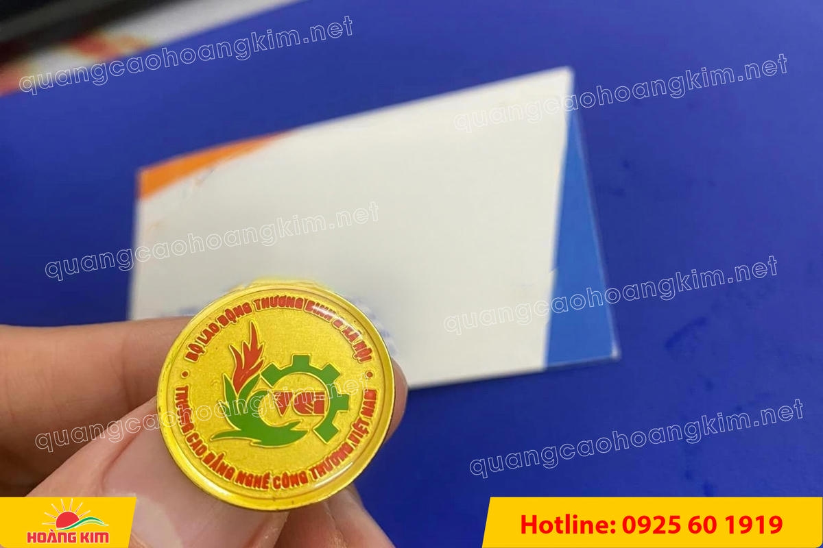 huy hieu ma vang 24k nen cat san do mau logo 83 - HUY HIỆU MẠ V&Agrave;NG 24K NỀN C&Aacute;T SẦN ĐỔ M&Agrave;U LOGO &ndash; SANG TRỌNG ĐẲNG CẤP