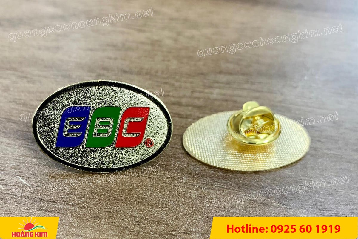 huy hieu ma vang 24k nen cat san do mau logo 85 - HUY HIỆU MẠ V&Agrave;NG 24K NỀN C&Aacute;T SẦN ĐỔ M&Agrave;U LOGO &ndash; SANG TRỌNG ĐẲNG CẤP