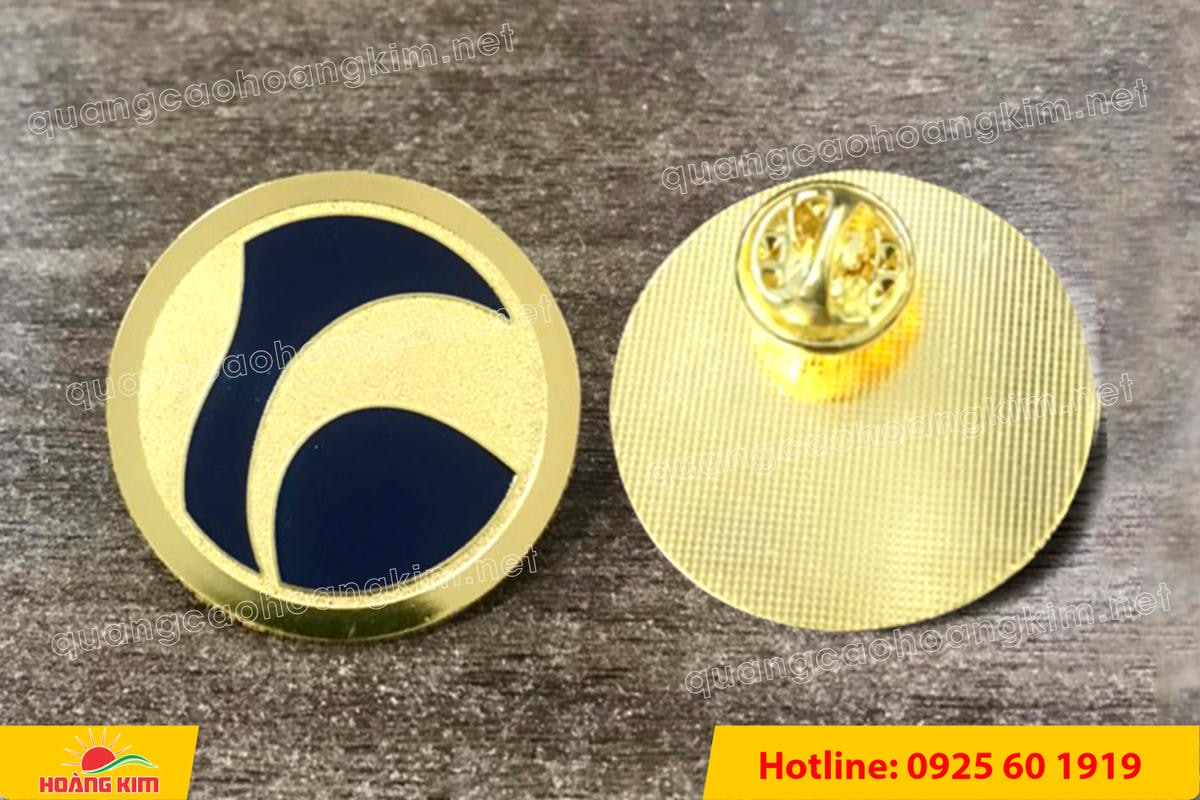 huy hieu ma vang 24k nen cat san do mau logo 86 - HUY HIỆU MẠ V&Agrave;NG 24K NỀN C&Aacute;T SẦN ĐỔ M&Agrave;U LOGO &ndash; SANG TRỌNG ĐẲNG CẤP