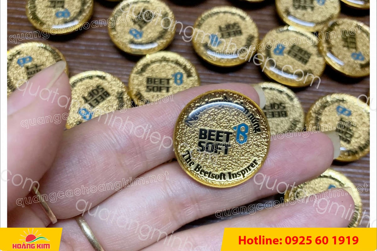 huy hieu ma vang 24k nen cat san do mau logo 88 - HUY HIỆU MẠ V&Agrave;NG 24K NỀN C&Aacute;T SẦN ĐỔ M&Agrave;U LOGO &ndash; SANG TRỌNG ĐẲNG CẤP