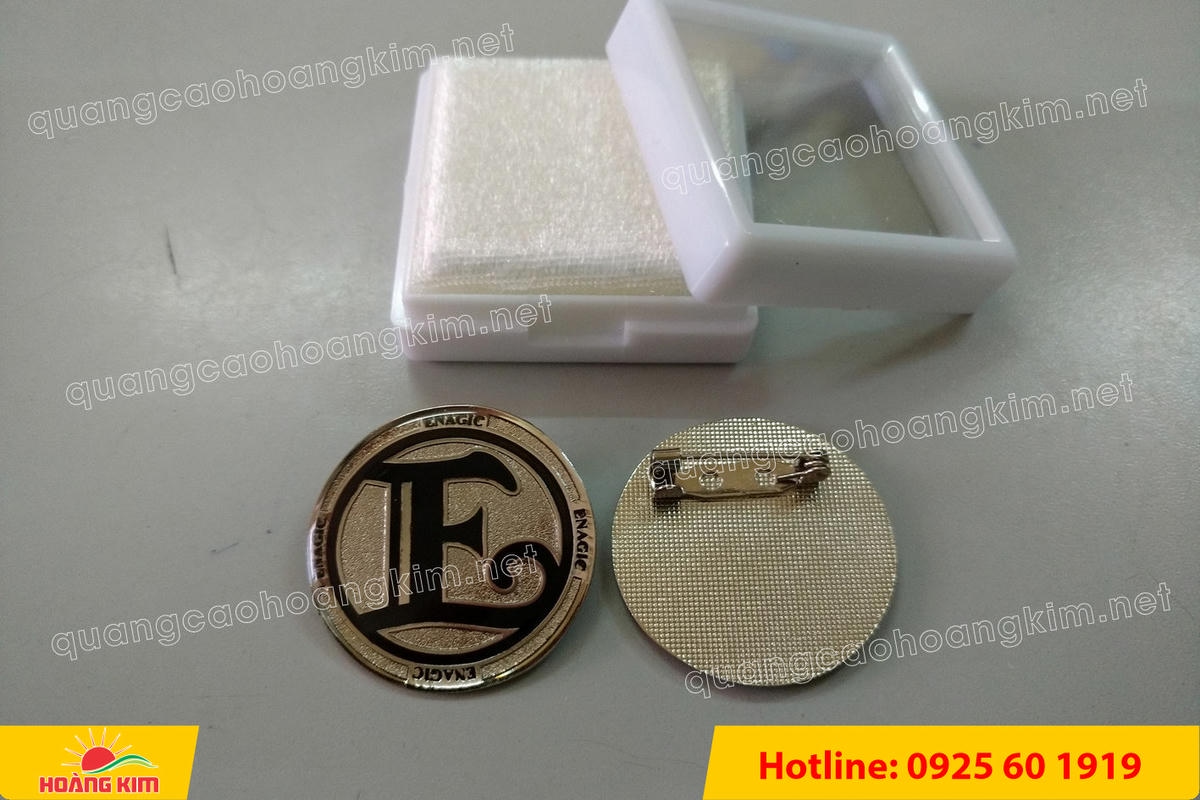 huy hieu ma vang 24k nen cat san do mau logo 9 - HUY HIỆU MẠ V&Agrave;NG 24K NỀN C&Aacute;T SẦN ĐỔ M&Agrave;U LOGO &ndash; SANG TRỌNG ĐẲNG CẤP