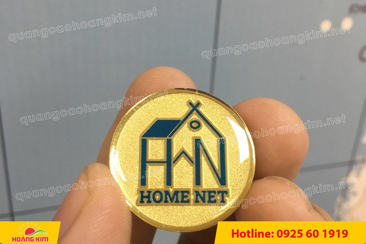 huy hieu ma vang 24k nen cat san do mau logo 92 - HUY HIỆU MẠ V&Agrave;NG 24K NỀN C&Aacute;T SẦN ĐỔ M&Agrave;U LOGO &ndash; SANG TRỌNG ĐẲNG CẤP