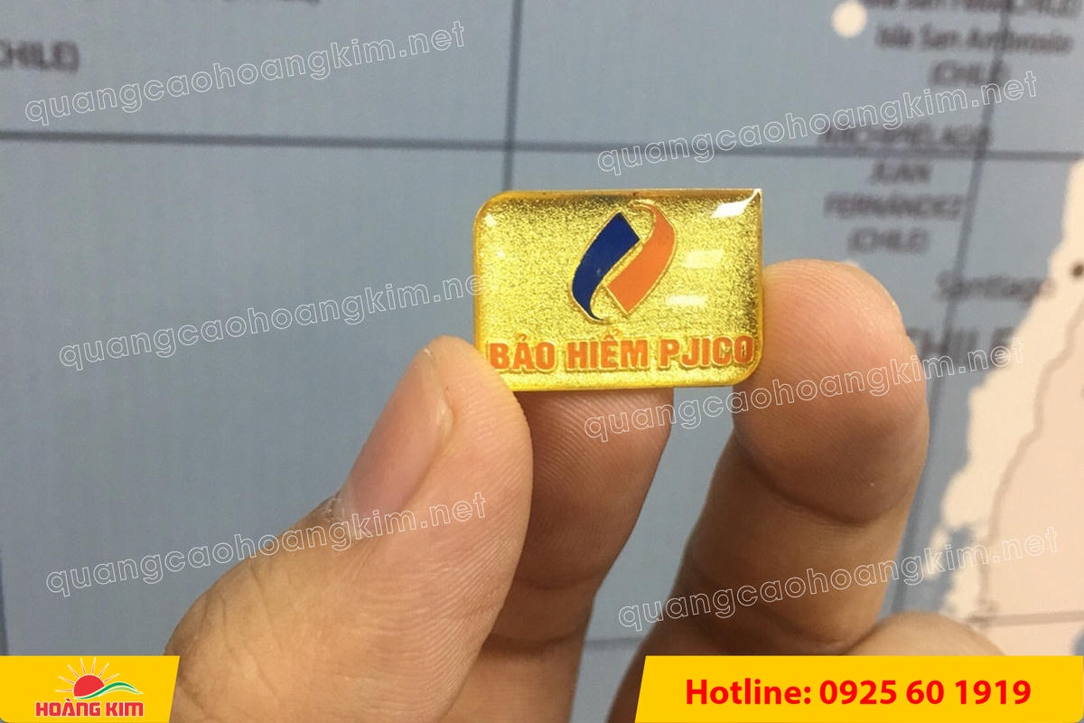 huy hieu ma vang 24k nen cat san do mau logo 93 - HUY HIỆU MẠ V&Agrave;NG 24K NỀN C&Aacute;T SẦN ĐỔ M&Agrave;U LOGO &ndash; SANG TRỌNG ĐẲNG CẤP