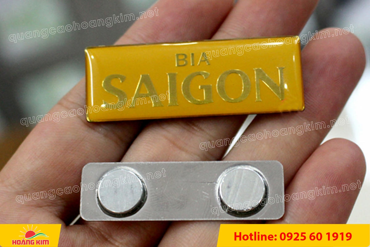 huy hieu ma vang 24k nen cat san do mau logo 94 - HUY HIỆU MẠ V&Agrave;NG 24K NỀN C&Aacute;T SẦN ĐỔ M&Agrave;U LOGO &ndash; SANG TRỌNG ĐẲNG CẤP