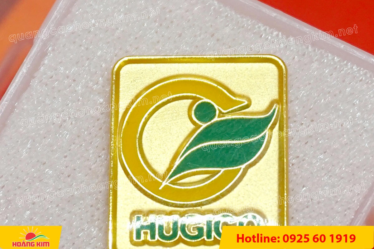 huy hieu ma vang 24k nen cat san do mau logo 98 - HUY HIỆU MẠ V&Agrave;NG 24K NỀN C&Aacute;T SẦN ĐỔ M&Agrave;U LOGO &ndash; SANG TRỌNG ĐẲNG CẤP