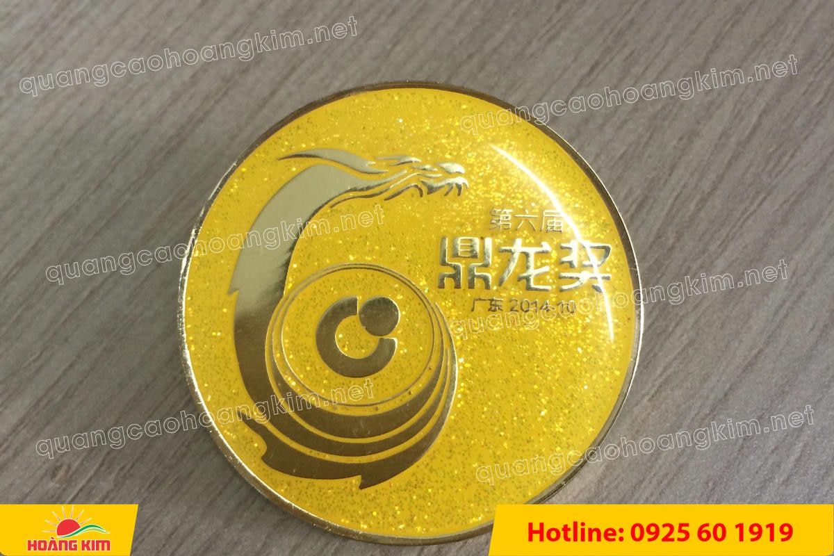 huy hieu ma vang 24k nen cat san do mau logo 99 - HUY HIỆU MẠ V&Agrave;NG 24K NỀN C&Aacute;T SẦN ĐỔ M&Agrave;U LOGO &ndash; SANG TRỌNG ĐẲNG CẤP