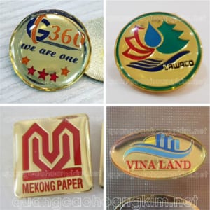 HUY HIỆU MẠ VÀNG 24K NỀN TRƠN ĐỔ MÀU LOGO – TINH TẾ, SANG TRỌNG