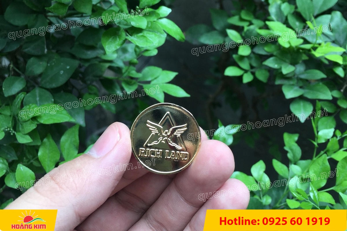 huy hieu ma vang 24k nen tron do mau logo - HUY HIỆU MẠ V&Agrave;NG 24K NỀN TRƠN ĐỔ M&Agrave;U LOGO &ndash; TINH TẾ, SANG TRỌNG