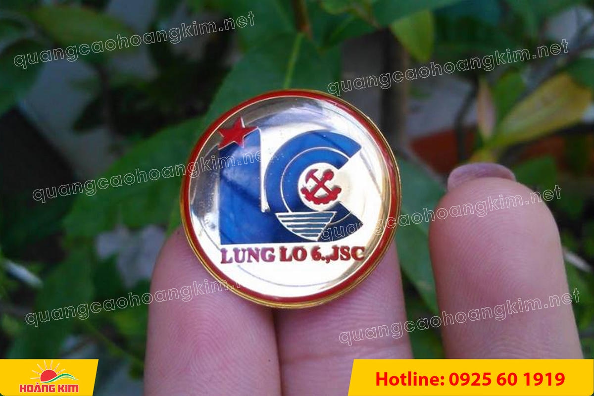 huy hieu ma vang 24k nen tron do mau logo 15 - HUY HIỆU MẠ V&Agrave;NG 24K NỀN TRƠN ĐỔ M&Agrave;U LOGO &ndash; TINH TẾ, SANG TRỌNG