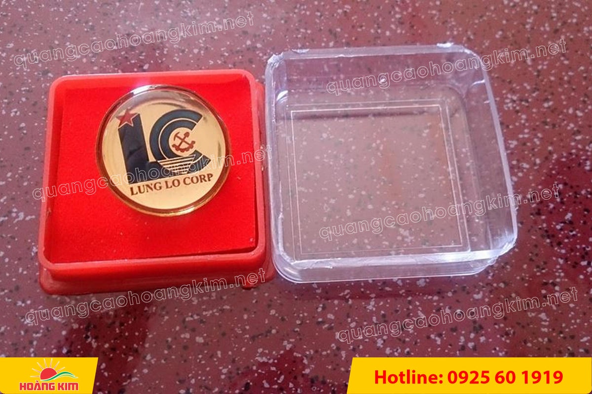 huy hieu ma vang 24k nen tron do mau logo 17 - HUY HIỆU MẠ V&Agrave;NG 24K NỀN TRƠN ĐỔ M&Agrave;U LOGO &ndash; TINH TẾ, SANG TRỌNG