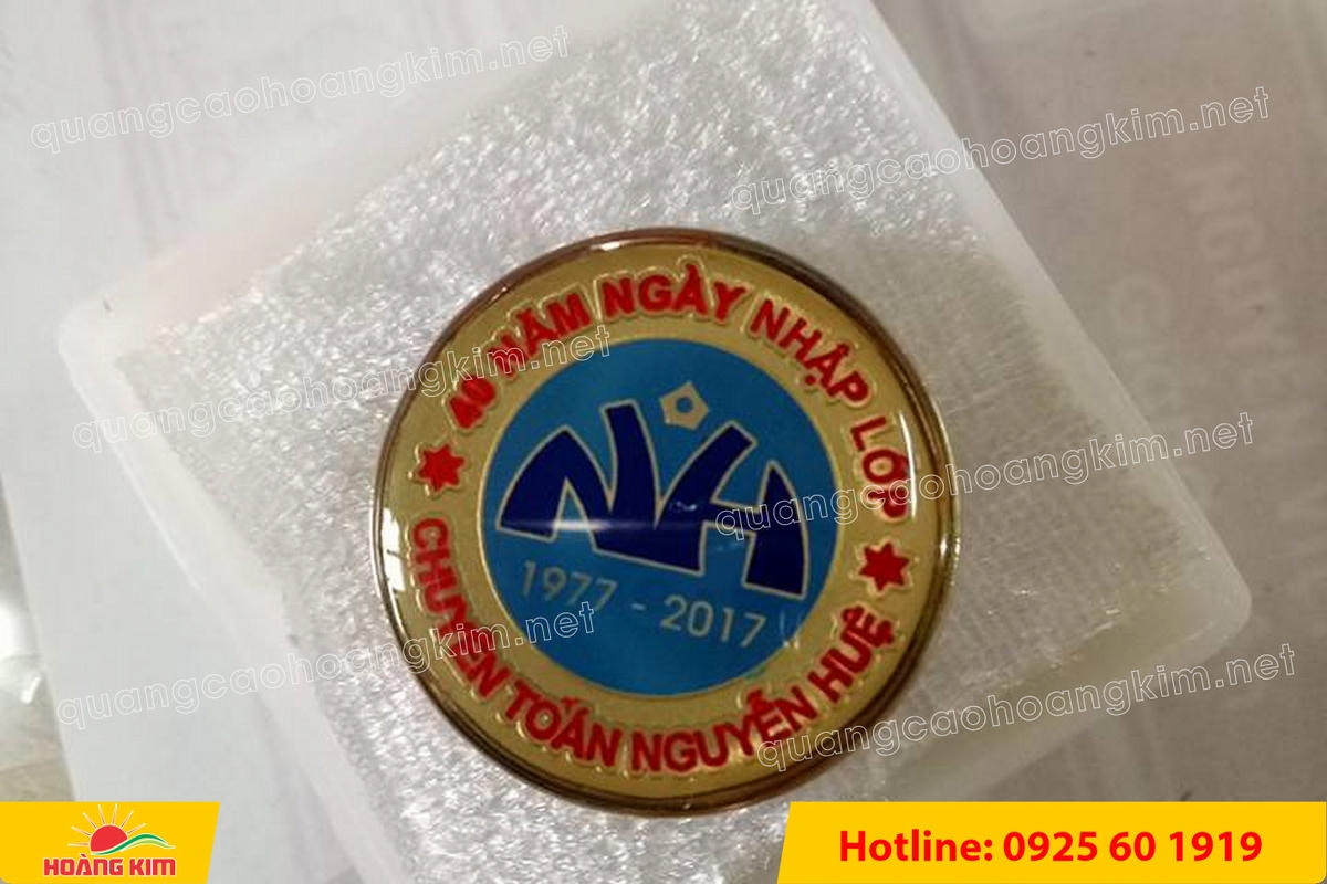 huy hieu ma vang 24k nen tron do mau logo 20 - HUY HIỆU MẠ V&Agrave;NG 24K NỀN TRƠN ĐỔ M&Agrave;U LOGO &ndash; TINH TẾ, SANG TRỌNG
