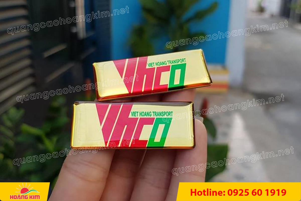 huy hieu ma vang 24k nen tron do mau logo 25 - HUY HIỆU MẠ V&Agrave;NG 24K NỀN TRƠN ĐỔ M&Agrave;U LOGO &ndash; TINH TẾ, SANG TRỌNG