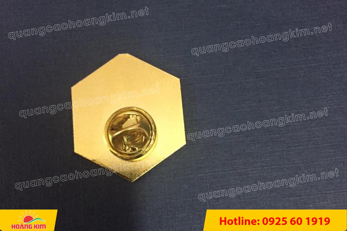 huy hieu ma vang 24k nen tron do mau logo 27 - HUY HIỆU MẠ V&Agrave;NG 24K NỀN TRƠN ĐỔ M&Agrave;U LOGO &ndash; TINH TẾ, SANG TRỌNG